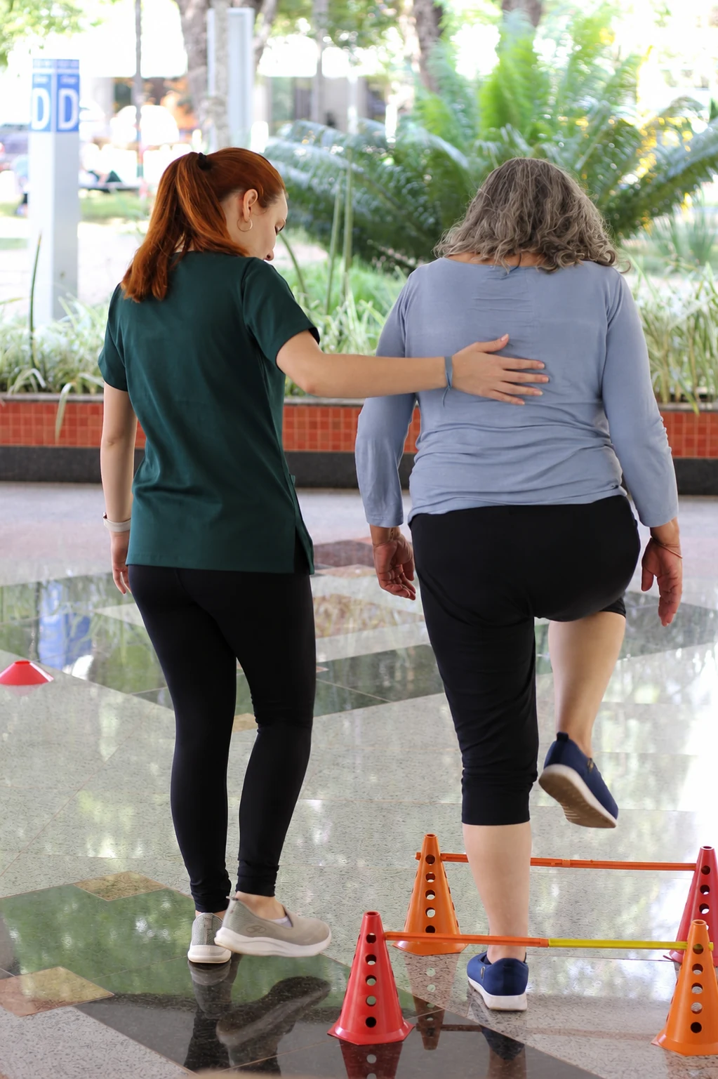 Mariana Carvalho acompanhando paciente em exercício de reabilitação