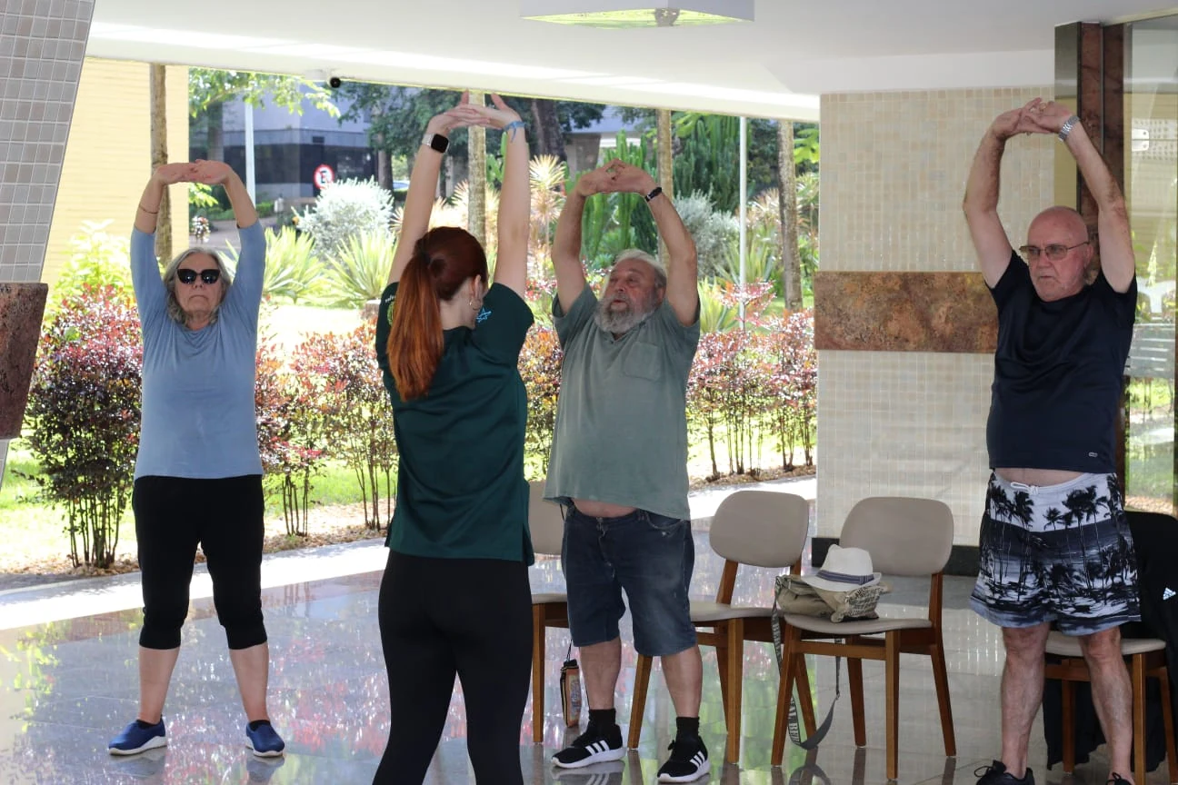 Participantes do Fisio nas Quadras realizando alongamento orientado