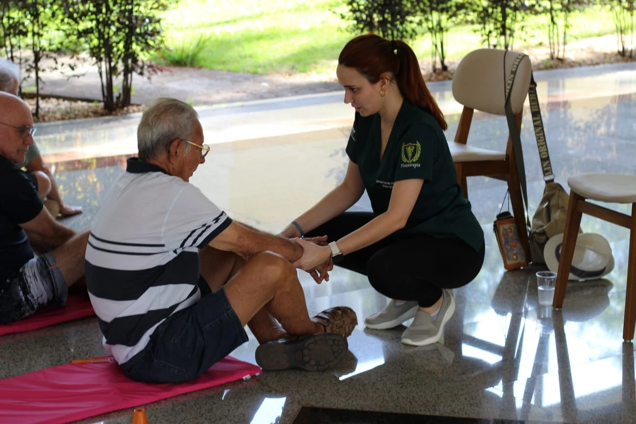 Mariana Carvalho orientando participante durante atividade do Fisio nas Quadras
